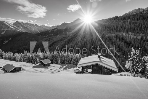 Fototapeta Bergsonne Ã¼ber der SchihÃ¼tte in schwarz weiÃ